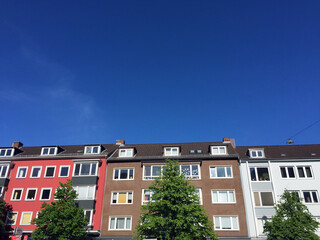 Mehrfamilien Hausfront vor blauem Himmel