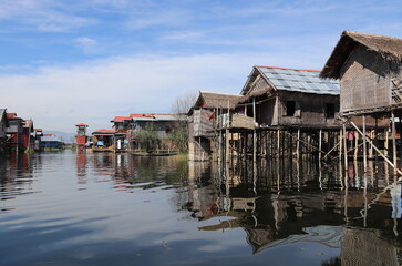 Fototapeta na wymiar Village flottant au lac Inle, Myanmar