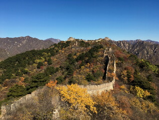 Las ruinas de la gran muralla en otoño