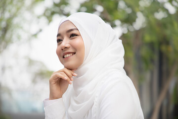 Obraz premium Muslim woman thinking, having good idea