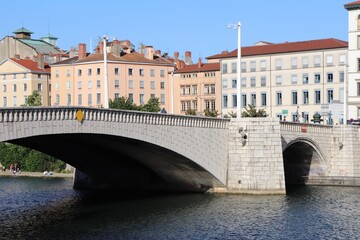 Fototapeta premium Le pont Bonaparte sur la rivière Saône à Lyon, ville de Lyon, département du Rhône, France
