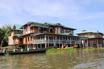 Fototapeta na wymiar Port d'un village flottant sur le lac Inle, Myanmar