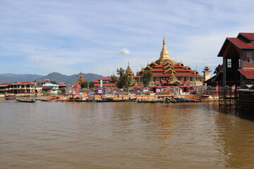 Pagode Hpaung Daw U au lac Inle, Myanmar