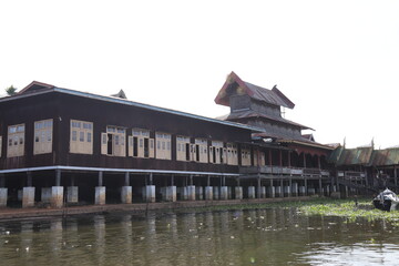 Fototapeta premium Temple Shwe Yaunghwe Kyaung au lac Inle, Myanmar