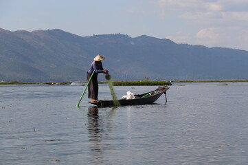 P&ecirc;cheur au filet sur le lac Inle, Myanmar