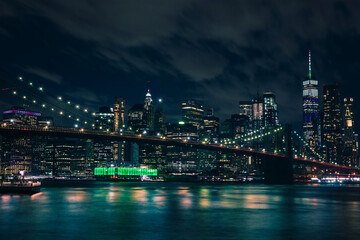 Fototapeta na wymiar brooklyn bridge and manhattan skyline at night