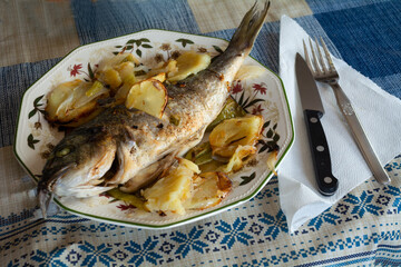dorada al horno con patatas panaderas