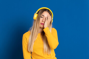 Blonde girl yellow headphones