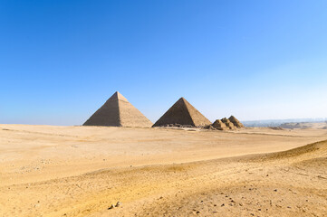 Great Pyramid of Giza- The Pyramids of Menkaure- Khafre and Khufu- Giza Necropolis- Unesco World Heritage List 1979- Egypt- Egyptian civilisation- Old Kingdom- Dynasty IV - obrazy, fototapety, plakaty