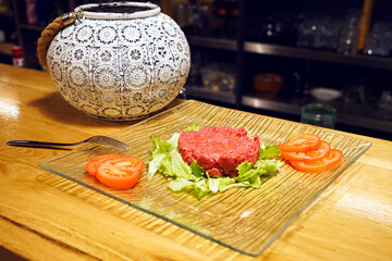 Tartare di manzo con pomodori e insalata