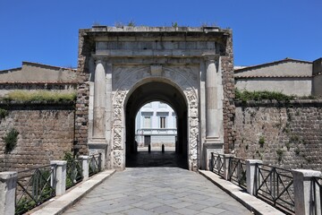 Fototapeta na wymiar Capua - Porta Napoli dal ponte sul fossato
