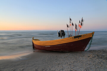Obrazy na Szkle  Tradycyjne drewniane łodzie rybackie na plaży w Dębkach, Morze Bałtyckie, Polska