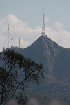 Pico com arvore e c&eacute;u limpo, 
Peak with tree and clear sky,