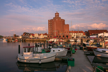 historischer Hafen mit Fischerbooten und Rundsilo, dem Wahrzeichen von Eckernförde