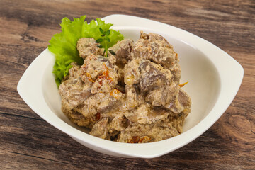 Chicken liver with cream and dry tomatoes
