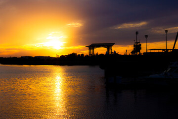 Fototapeta na wymiar Sunset on the water 