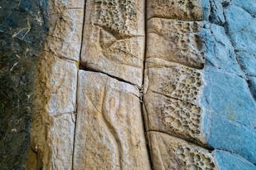 Cicatrices, grietas en las rocas de la cala Baladrar, en Benissa, Alicante
