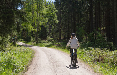 Sportlicher Familienausflug mit Fahrradtour in der Natur