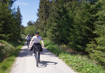 Sportlicher Familienausflug mit Fahrradtour in der Natur 