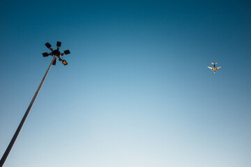 Flugzeug am blauen Himmel © Hendrik