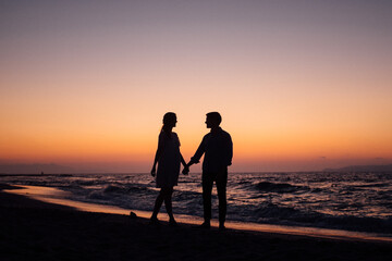 Paar am Meer im Sonnenuntergang