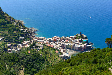 Naklejka premium Il borgo marinaro di Vernazza visto da un sentiero sulla costa (Cinque Terre, Liguria, Italia)