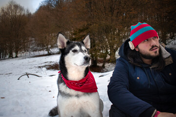 Perro husky con su due&ntilde;o mirando al horizonte