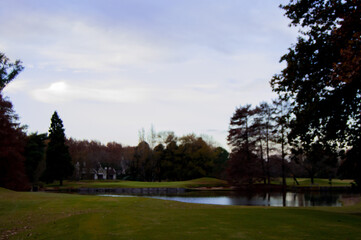Obraz premium An autumn sunset on the golf court
