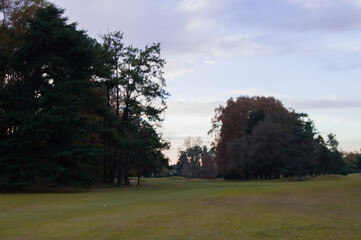 Obraz premium An autumn sunset on the golf court