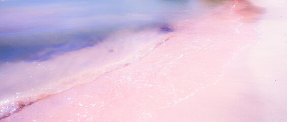 Rosa Sand mit dem türkisfarbenen Wasser des Mittelmeers, gesehen am Strand von Elafonisi, Kreta, Griechenland.