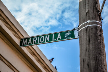 Panneau de rue à Melbourne avec ciel bleu