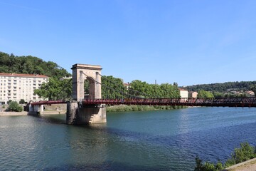 Fototapeta premium Le pont Mazaryk, passerelle piétonne et pont suspendu sur la rivière Saône à Lyon, ville de Lyon, département du Rhône, France