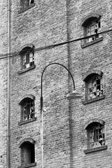 fachada de edificio abandonado después de la segunda guerra mundial