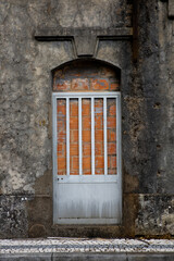 Fototapeta na wymiar Porta fechada com tijolo