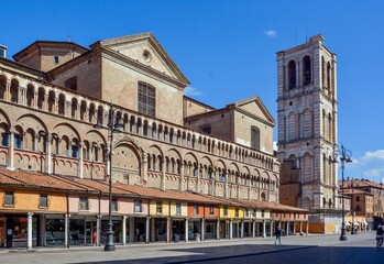 Fototapeta na wymiar Ferrara sklepy przy katedrze