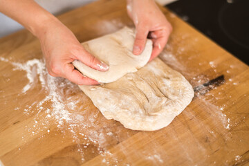 Selbstgemachter Teig, Brot backen, Teig wird geknetet