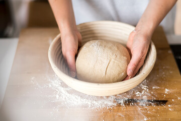 Selbstgemachter Teig, Brot backen, Teig wird geknetet