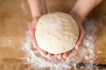 Selbstgemachter Teig, Brot backen, Teig wird geknetet