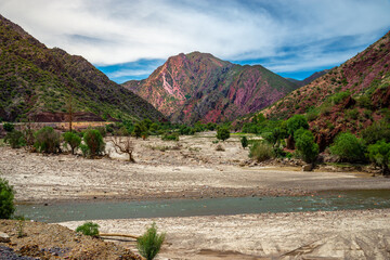 Montañas coloridas sobre la ruta 52 cercano a Susques, Jujuy, Argentina