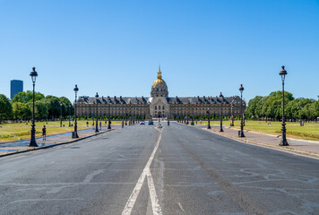 Avenue du Marechal-Gallieni and Esplanade des Invalides with Hotel des invalides in the background - Paris, France - obrazy, fototapety, plakaty