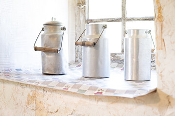 alte Milchkannen