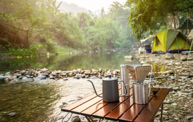 Fotobehang koffie druppelen tijdens het kamperen in de buurt van de rivier in het natuurpark © domonite