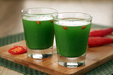 Green detox juice with pepper