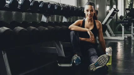 Papier Peint photo autocollant Fitness une femme sportive se détend après l& 39 entraînement et l& 39 exercice dans une salle de sport et un club de remise en forme