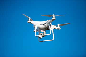 Drone filmando en vuelo con cielo azul
