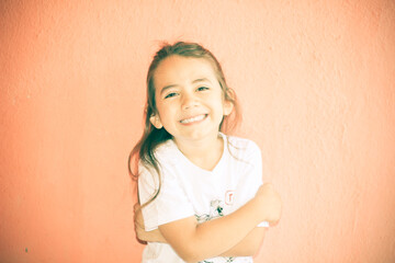 Linda criança de cabelos longos feliz e sorrindo