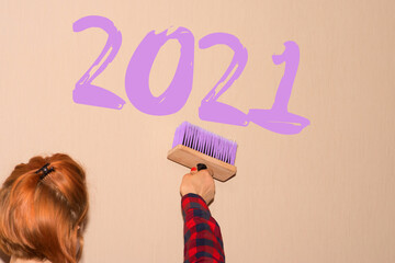 Eine Frau malt 2021 an die Wand