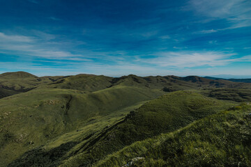 Montanhas esverdeadas dos Campos do Quiriri