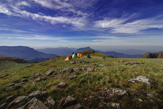 Sobre as montanhas Campos do Quiriri com barracas de camping