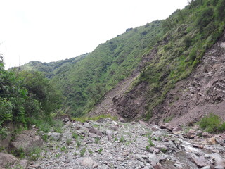 rio entre montañas